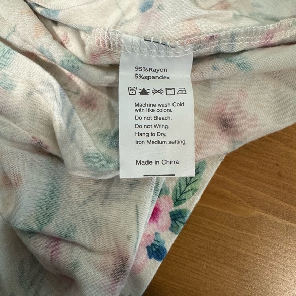 Michelle Mae Sarah Ivory Floral Ruffle Top Size 2X New With Tags - Picture 7 of 7